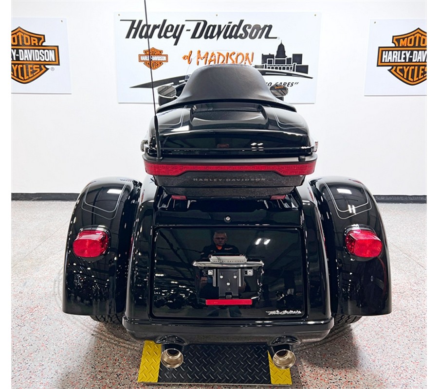 2024 Harley-Davidson Tri Glide Ultra FLHTCUTG Vivid Black