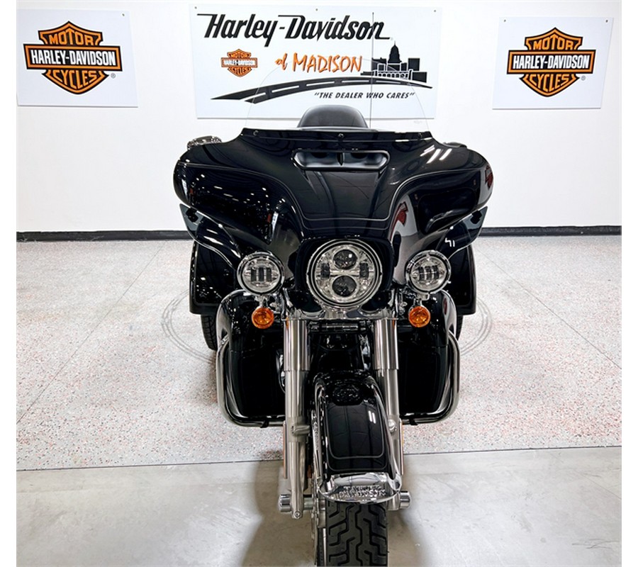 2024 Harley-Davidson Tri Glide Ultra FLHTCUTG Vivid Black