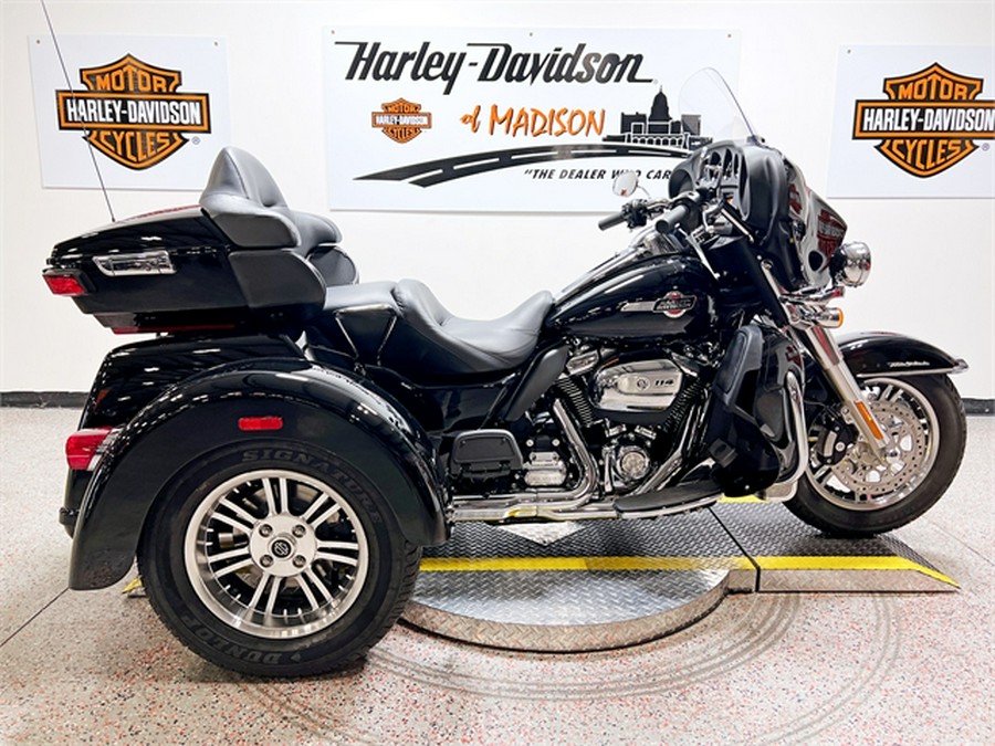 2024 Harley-Davidson Tri Glide Ultra FLHTCUTG Vivid Black