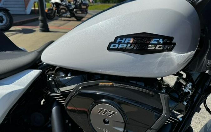 2024 Harley-Davidson Road Glide® White Onyx Pearl - Black Finish