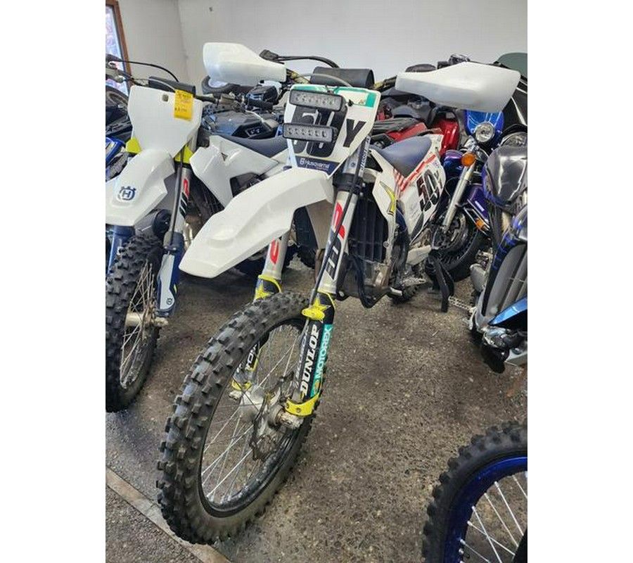 2019 Husqvarna® F2401S1