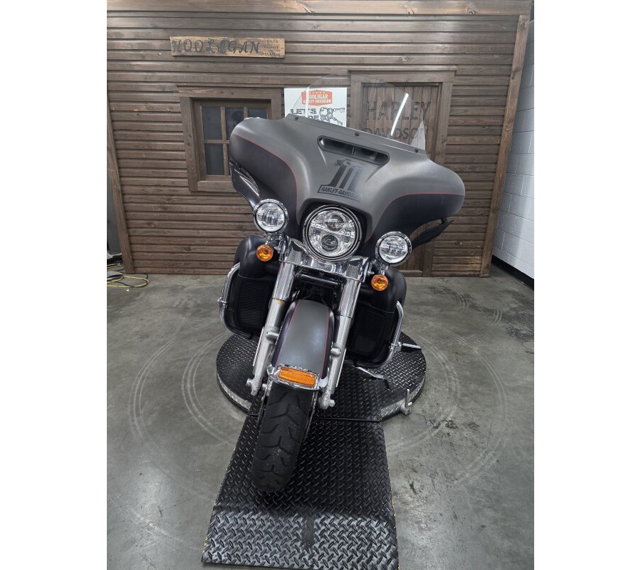 2018 Harley-Davidson® Ultra Limited INDGRYDNM/BLKDM W/PINSTRIPE