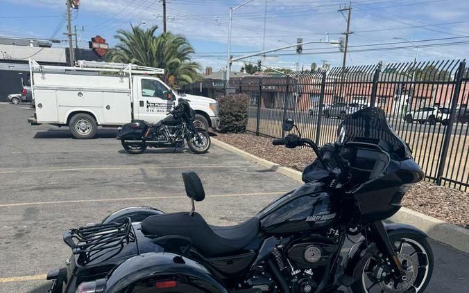 2026 Harley-Davidson® Road Glide 3 VIVID BLACK