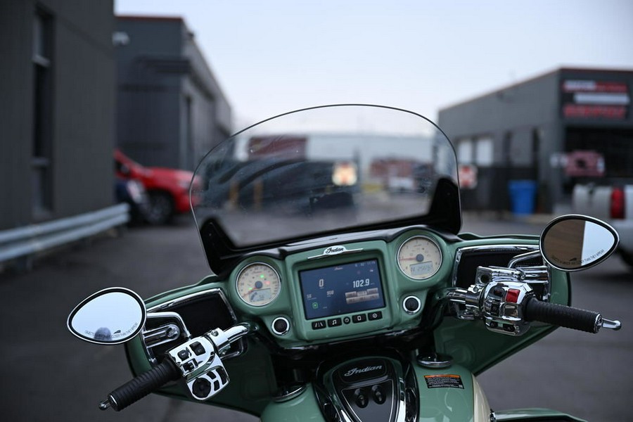 2017 Indian Motorcycle® Roadmaster® Willow Green Over Ivory Cream