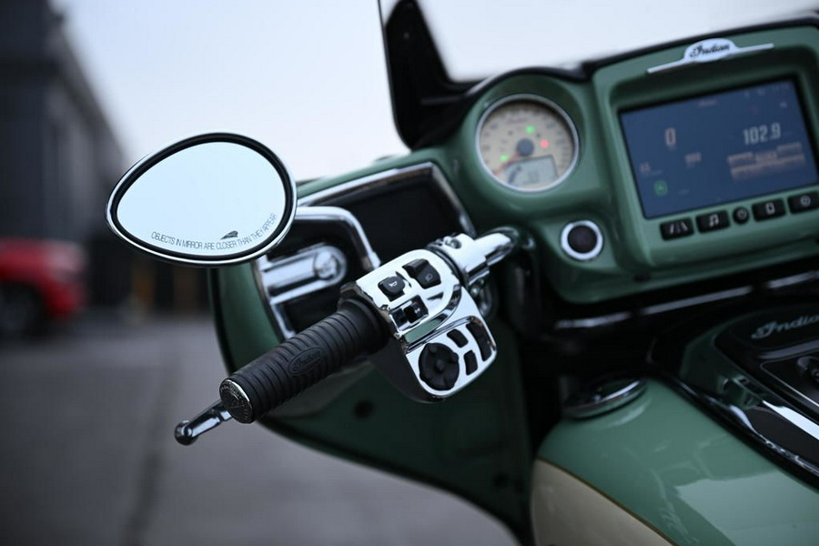 2017 Indian Motorcycle® Roadmaster® Willow Green Over Ivory Cream