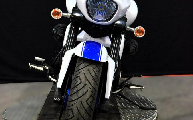 2019 Suzuki Boulevard M109R B.O.S.S. Pearl Glacier White / Pearl Vigor Blue