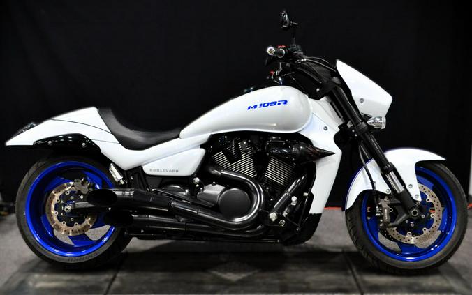 2019 Suzuki Boulevard M109R B.O.S.S. Pearl Glacier White / Pearl Vigor Blue