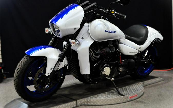 2019 Suzuki Boulevard M109R B.O.S.S. Pearl Glacier White / Pearl Vigor Blue