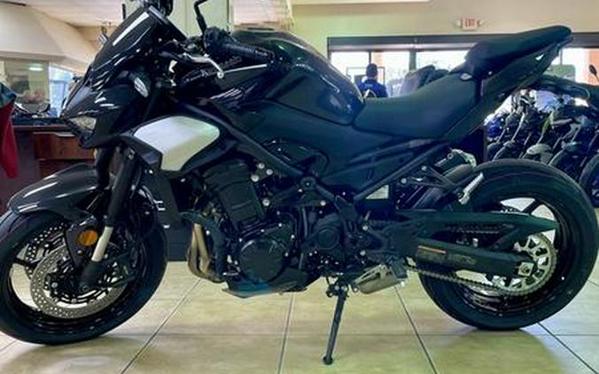 2025 Kawasaki Z900 ABS Metallic Spark Black/Metallic Carbon Gray