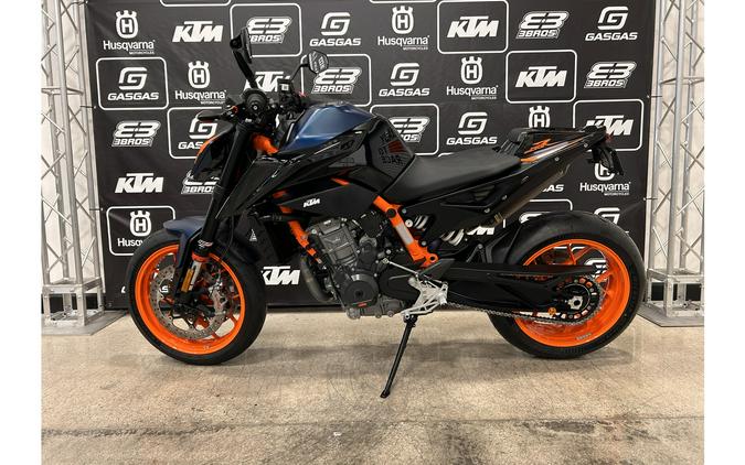 2022 890 Duke R - KTM
