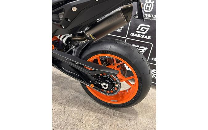 2022 890 Duke R - KTM