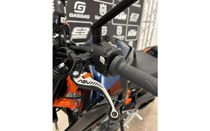 2022 890 Duke R - KTM