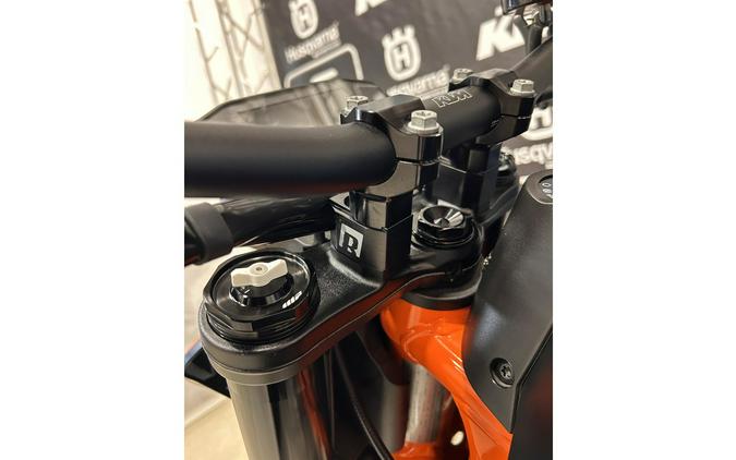 2022 890 Duke R - KTM