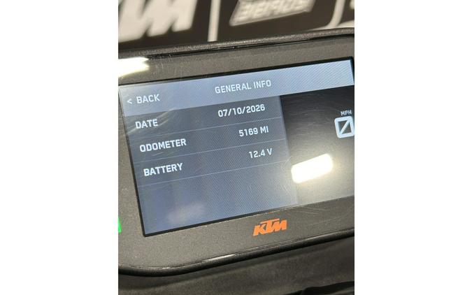2022 890 Duke R - KTM