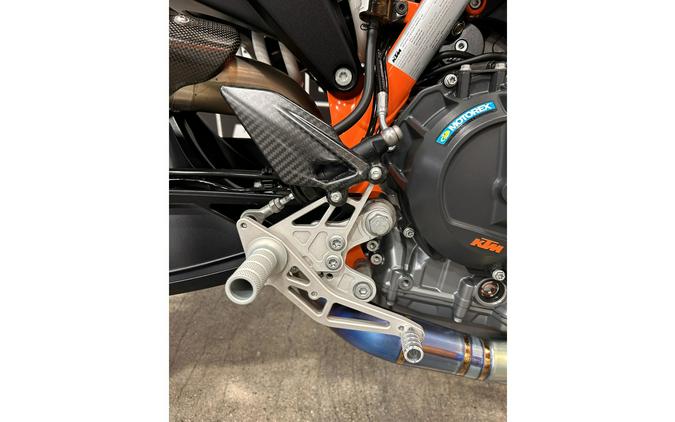 2022 890 Duke R - KTM