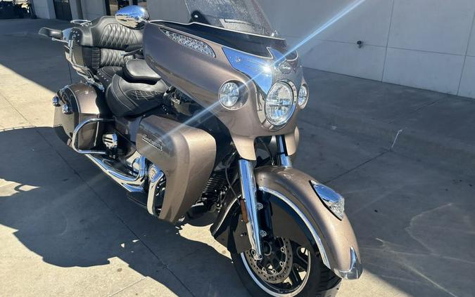 2018 Indian Motorcycle® Roadmaster® ABS Polish.Bronze Over Thund.Black w/Silver Pinst.