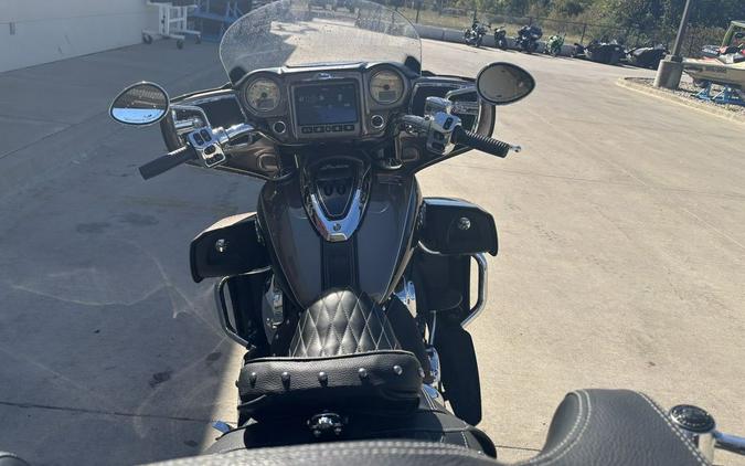 2018 Indian Motorcycle® Roadmaster® ABS Polish.Bronze Over Thund.Black w/Silver Pinst.