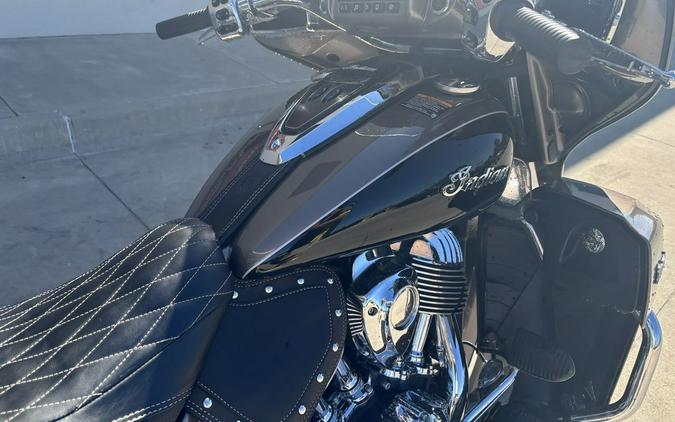 2018 Indian Motorcycle® Roadmaster® ABS Polish.Bronze Over Thund.Black w/Silver Pinst.