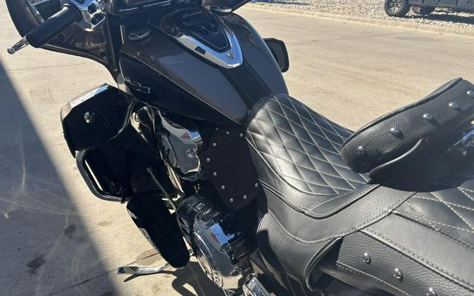 2018 Indian Motorcycle® Roadmaster® ABS Polish.Bronze Over Thund.Black w/Silver Pinst.