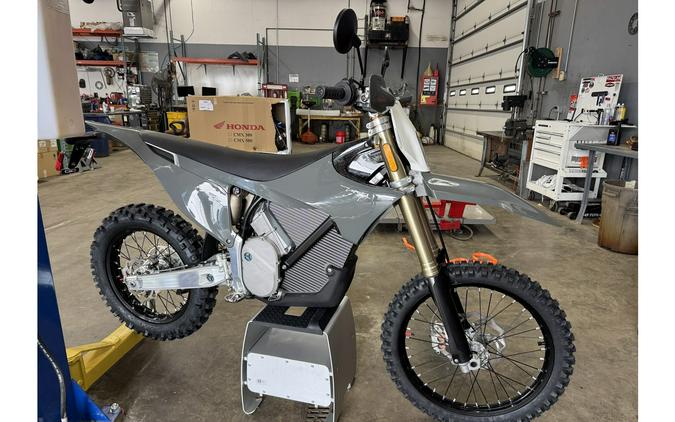 2025 Stark Future ENDURO 18"-- GRAY