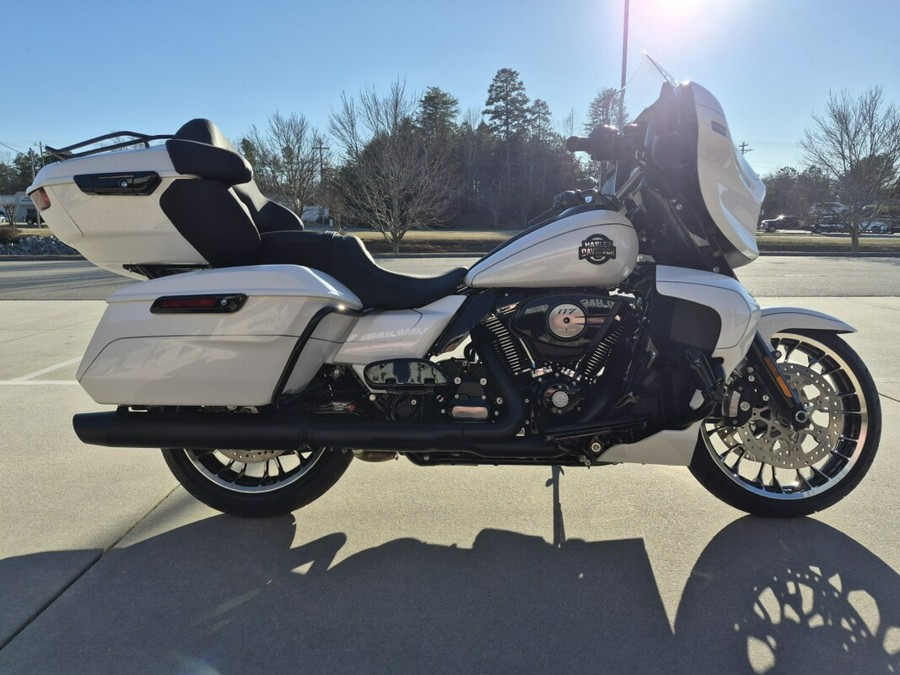 2026 Harley-Davidson® Street Glide Limited White Onyx Pearl Black Trim