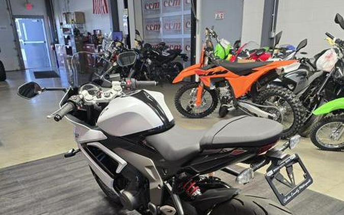 2025 Triumph Daytona 660 Snowdonia White/Sapphire Black