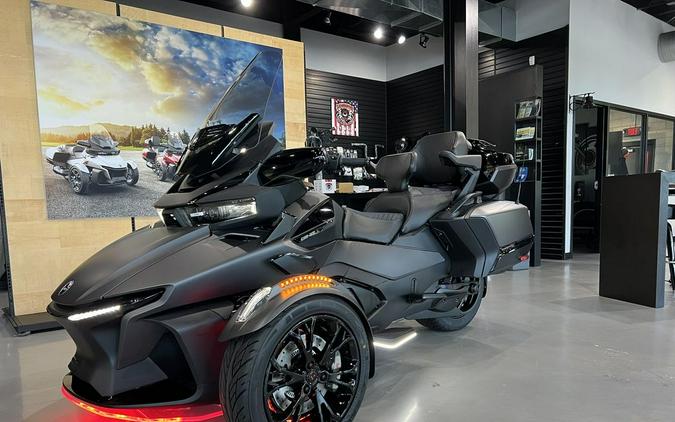 2022 Can-Am® Spyder RT Limited Dark Wheels