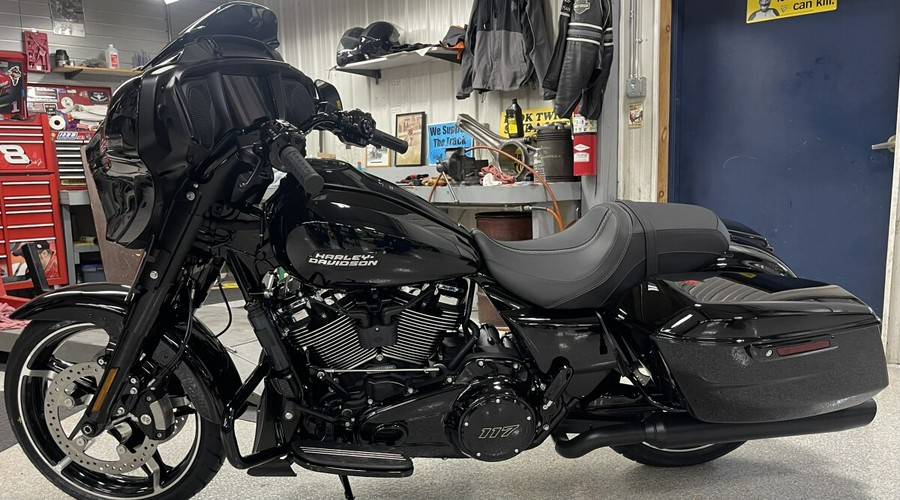 2024 Harley-Davidson Street Glide® Vivid Black - Black Finish