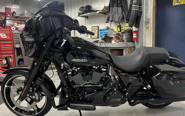 2024 Harley-Davidson Street Glide® Vivid Black - Black Finish