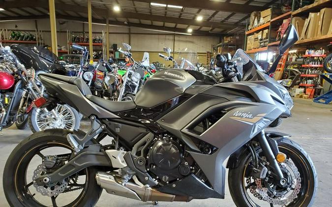 2023 Kawasaki Ninja® 650 Metallic Matte Graphenesteel Gray/Ebony