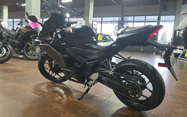 2025 Yamaha YZFR3ASB