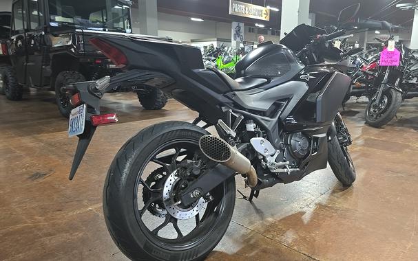 2025 Yamaha YZFR3ASB