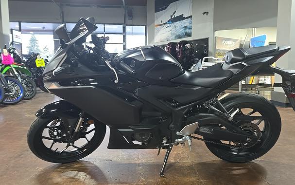 2025 Yamaha YZFR3ASB