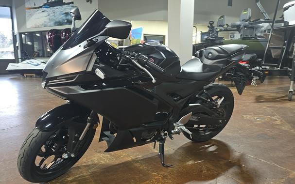 2025 Yamaha YZFR3ASB