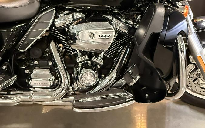 2017 Harley-Davidson® Tri Glide® Ultra Vivid Black