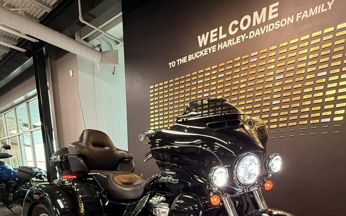 2017 Harley-Davidson® Tri Glide® Ultra Vivid Black