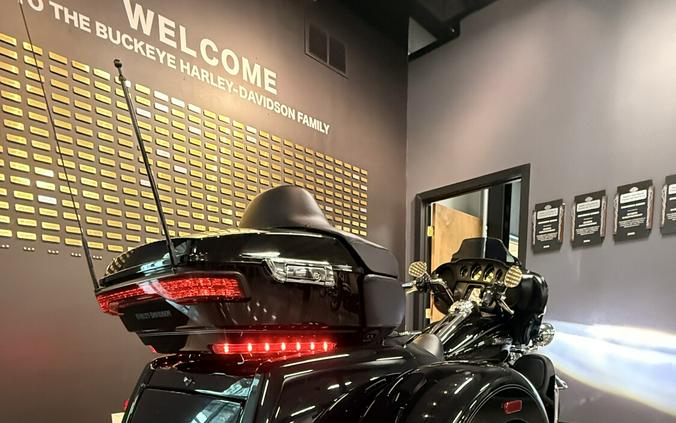 2017 Harley-Davidson® Tri Glide® Ultra Vivid Black