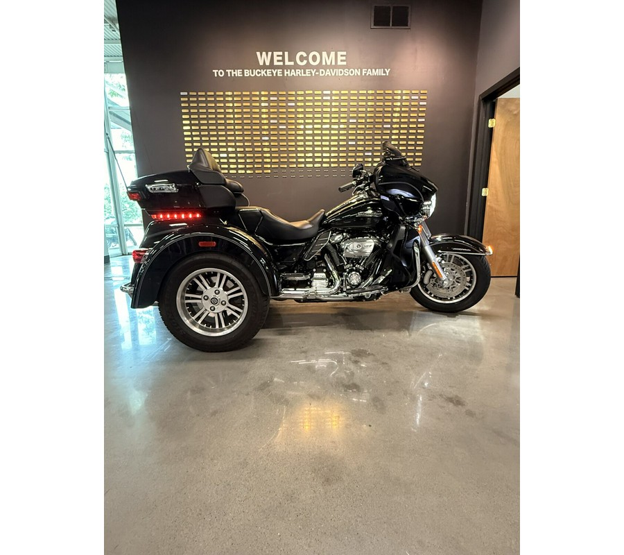 2017 Harley-Davidson® Tri Glide® Ultra Vivid Black