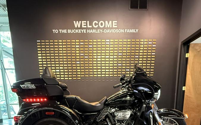 2017 Harley-Davidson® Tri Glide® Ultra Vivid Black