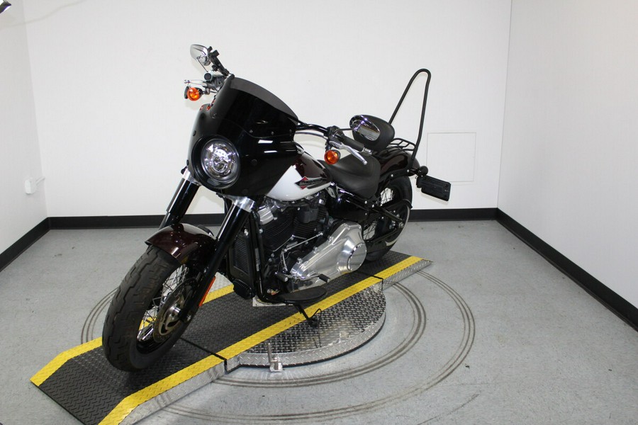 Harley-Davidson® Softail Slim® 2021 FLSL 068563N MIDNT CRIM/ STONE WASH WH P