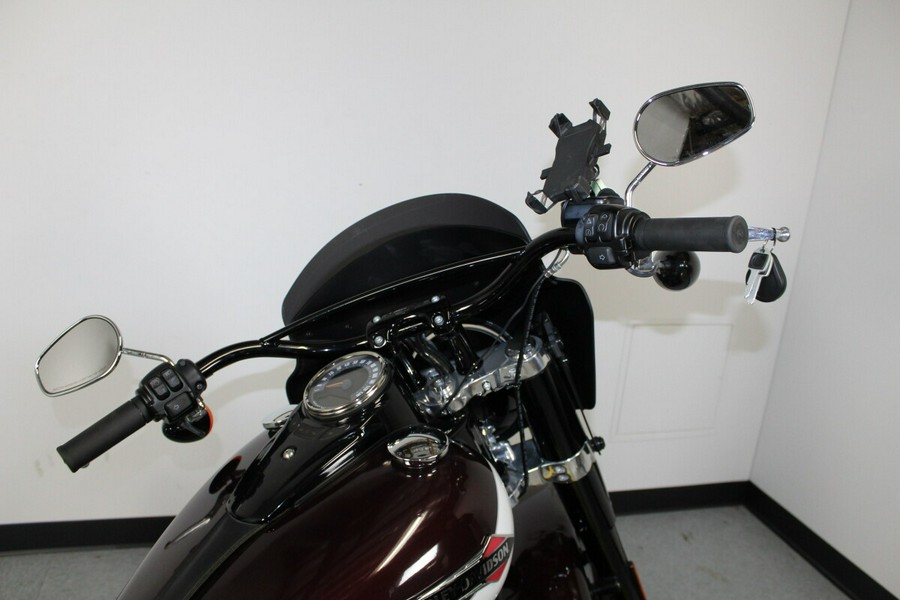 Harley-Davidson® Softail Slim® 2021 FLSL 068563N MIDNT CRIM/ STONE WASH WH P