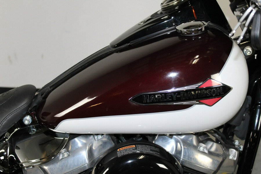 Harley-Davidson® Softail Slim® 2021 FLSL 068563N MIDNT CRIM/ STONE WASH WH P