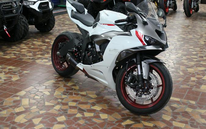 2024 Kawasaki Ninja ZX-6R Pearl Robotic White/Metallic Graphite Gray(ABS) - QRA001801