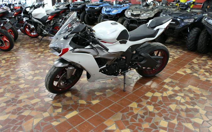 2024 Kawasaki Ninja ZX-6R Pearl Robotic White/Metallic Graphite Gray(ABS) - QRA001801