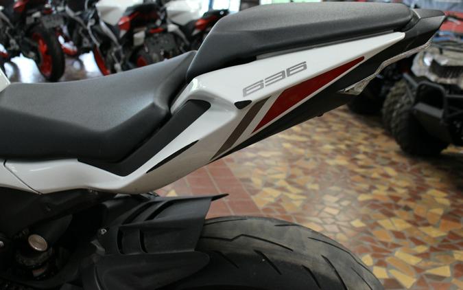 2024 Kawasaki Ninja ZX-6R Pearl Robotic White/Metallic Graphite Gray(ABS) - QRA001801