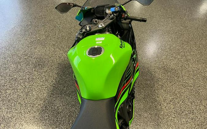 2024 Kawasaki Ninja® ZX™-6R ABS Pearl Robotic White/Metallic Graphite Gray