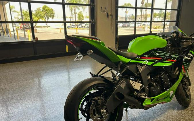 2024 Kawasaki Ninja® ZX™-6R ABS Pearl Robotic White/Metallic Graphite Gray