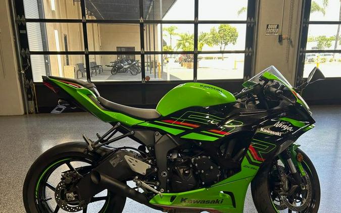 2024 Kawasaki Ninja® ZX™-6R ABS Pearl Robotic White/Metallic Graphite Gray