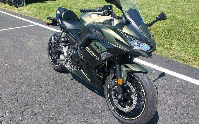 2024 Kawasaki Ninja® 650 ABS Metallic Covert Green/Metallic Spark Black