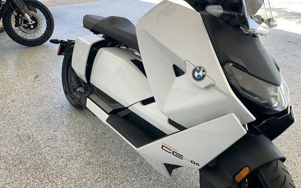 2022 BMW CE04